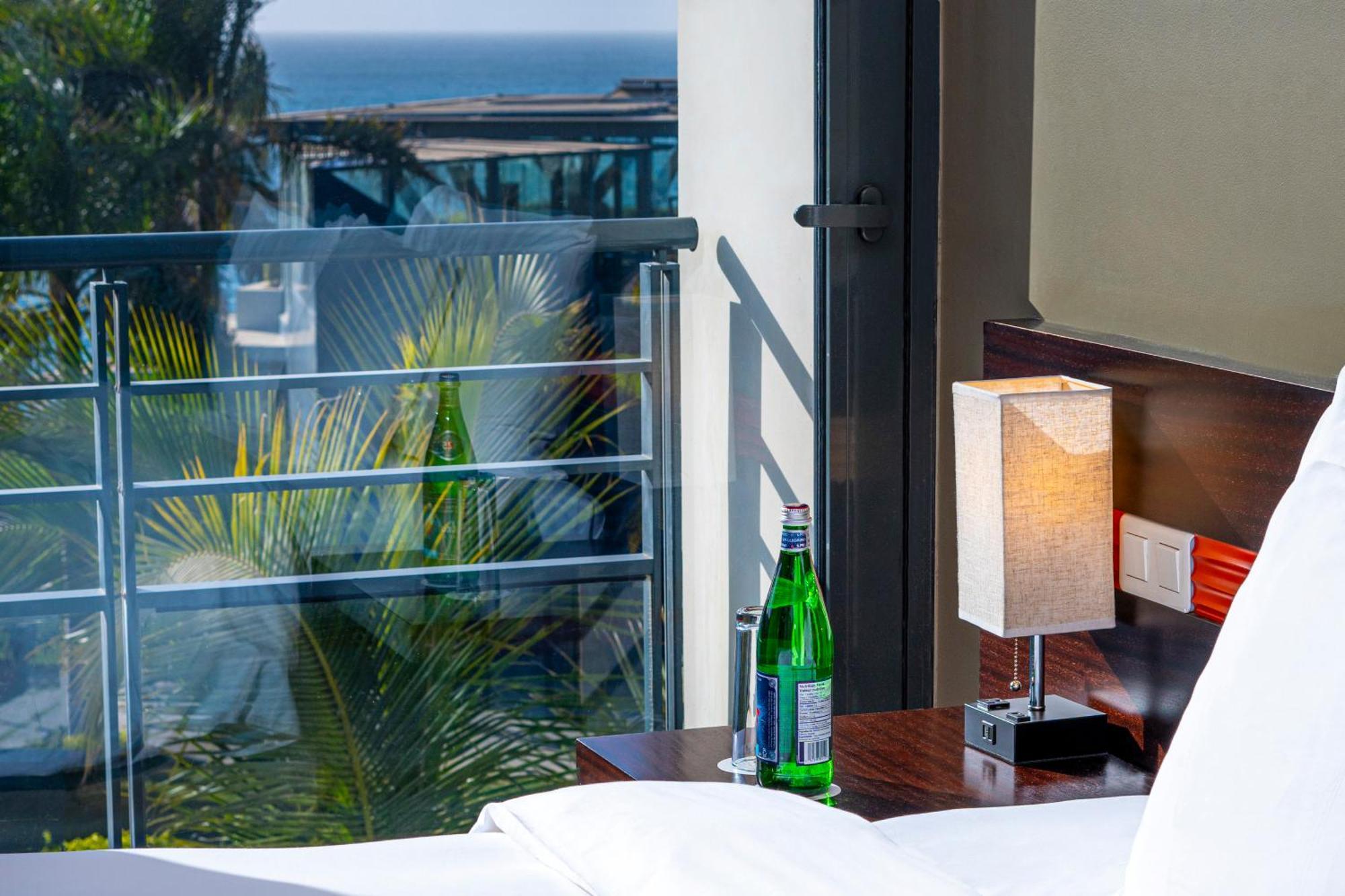 Noom Hotel Dakar Sea Plaza, A Member Of Radisson Individuals Экстерьер фото A room at the Hilton San Diego Bayfront